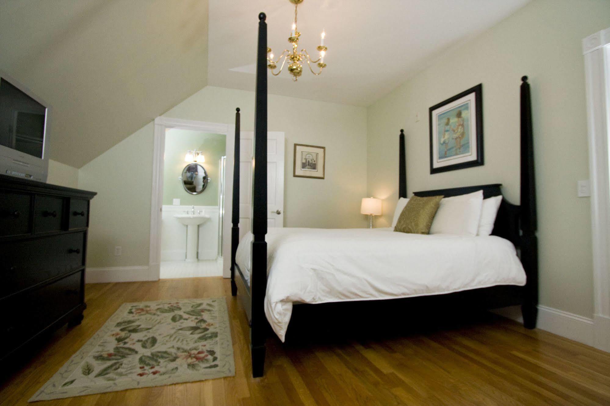 Paws on Pelham Newport Exterior foto